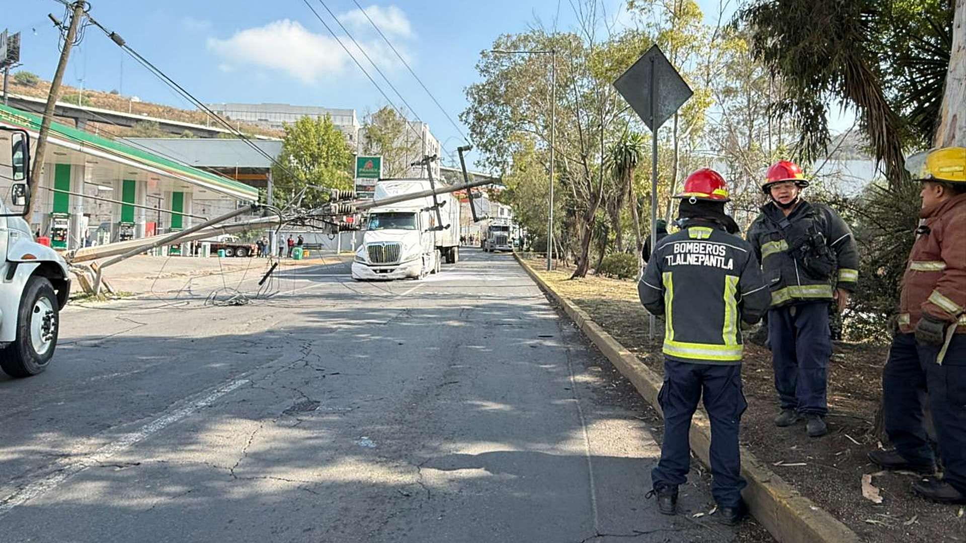 Poste derribado por accidente en la vía Gustavo Baz, en Tlalnepantla. N+