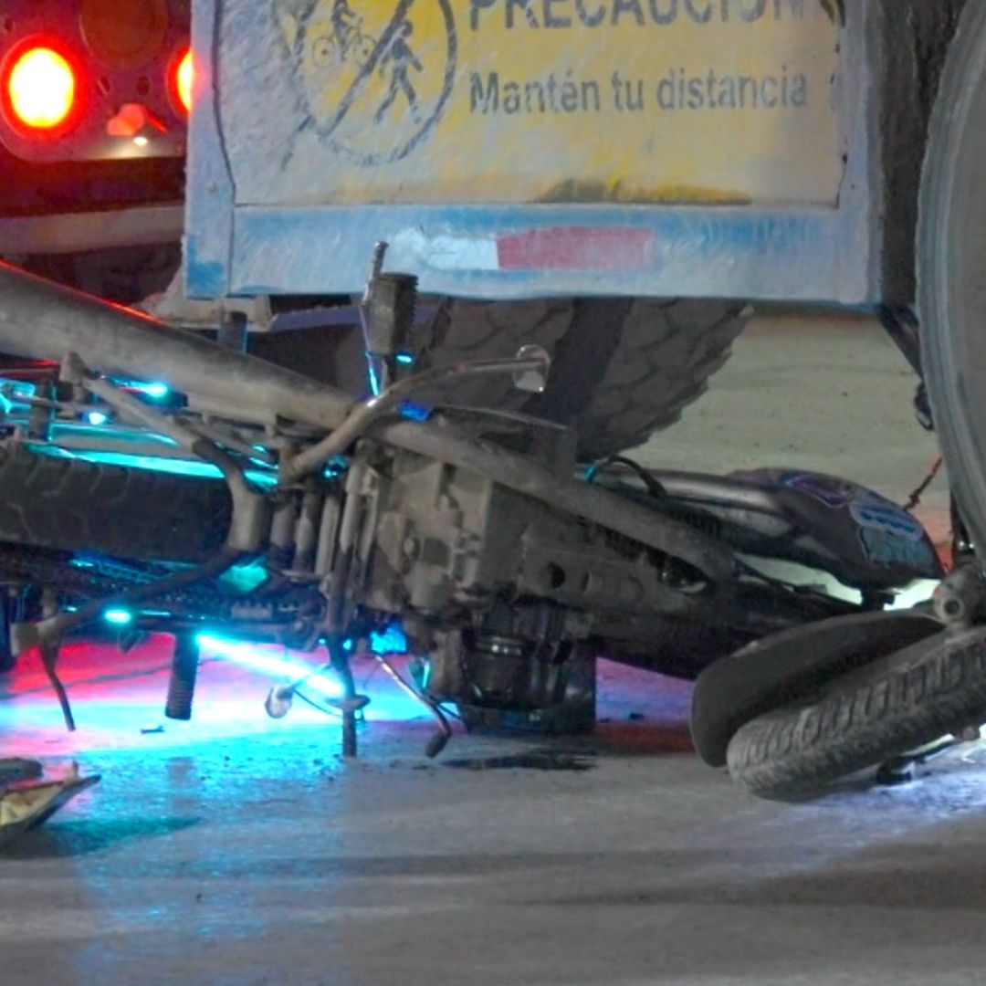 Motocicleta debajo de tráiler
