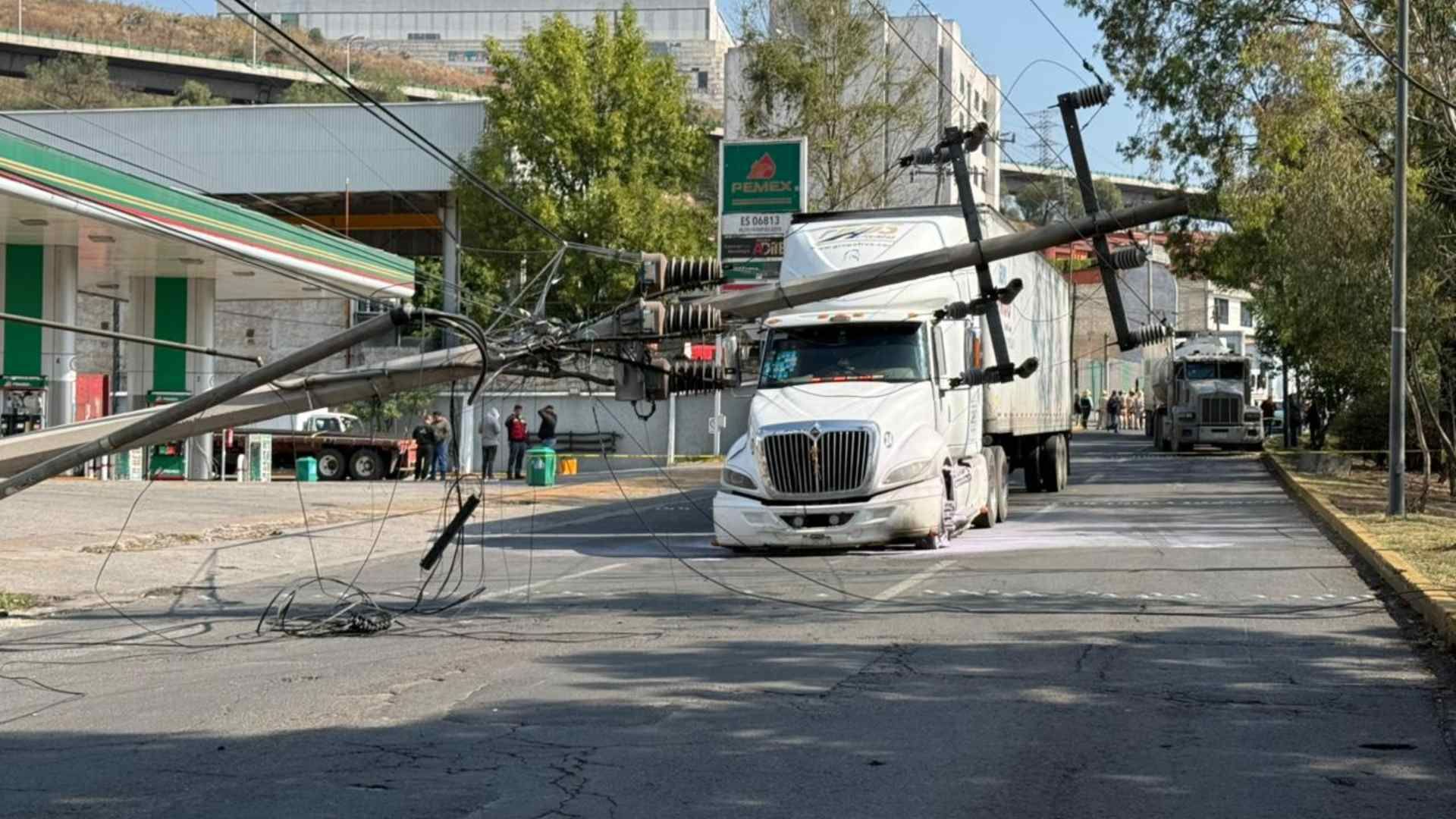 Accidente de un tráiler en la Vía Gustavo Baz en Tlalnepantla, Edomex