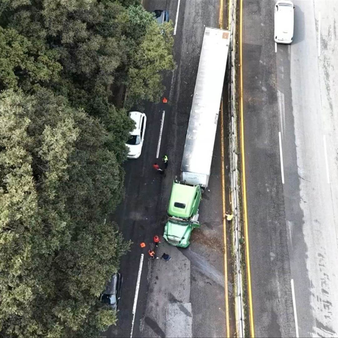 Choque entre autobús y tráiler en la México-Toluca