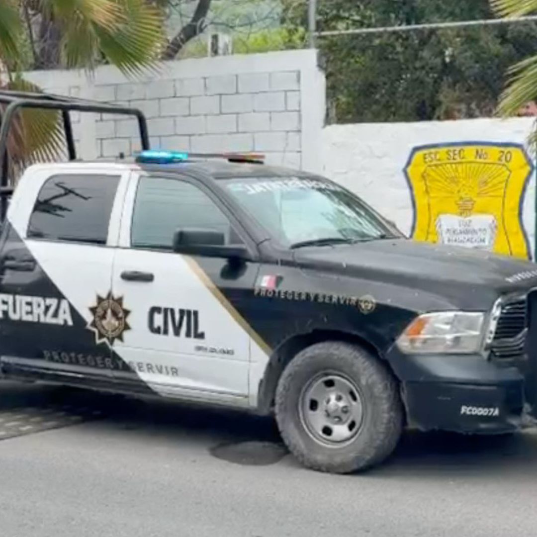 Patrulla de Fuerza Civil frente a Secundaria No. 20 en Monterrey