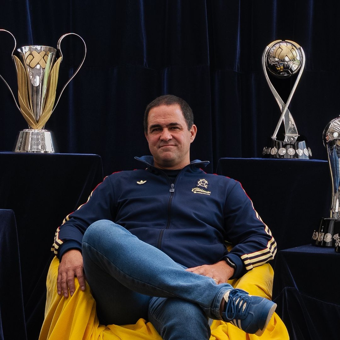 Antes de despedirse como entrenador del América, André Jardine posó con los trofeos que consiguió.