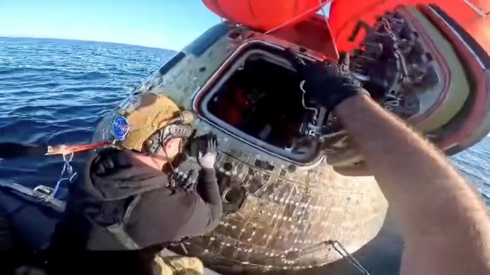Momento del rescate de los astronautas de la misión Artemis II de la NASA