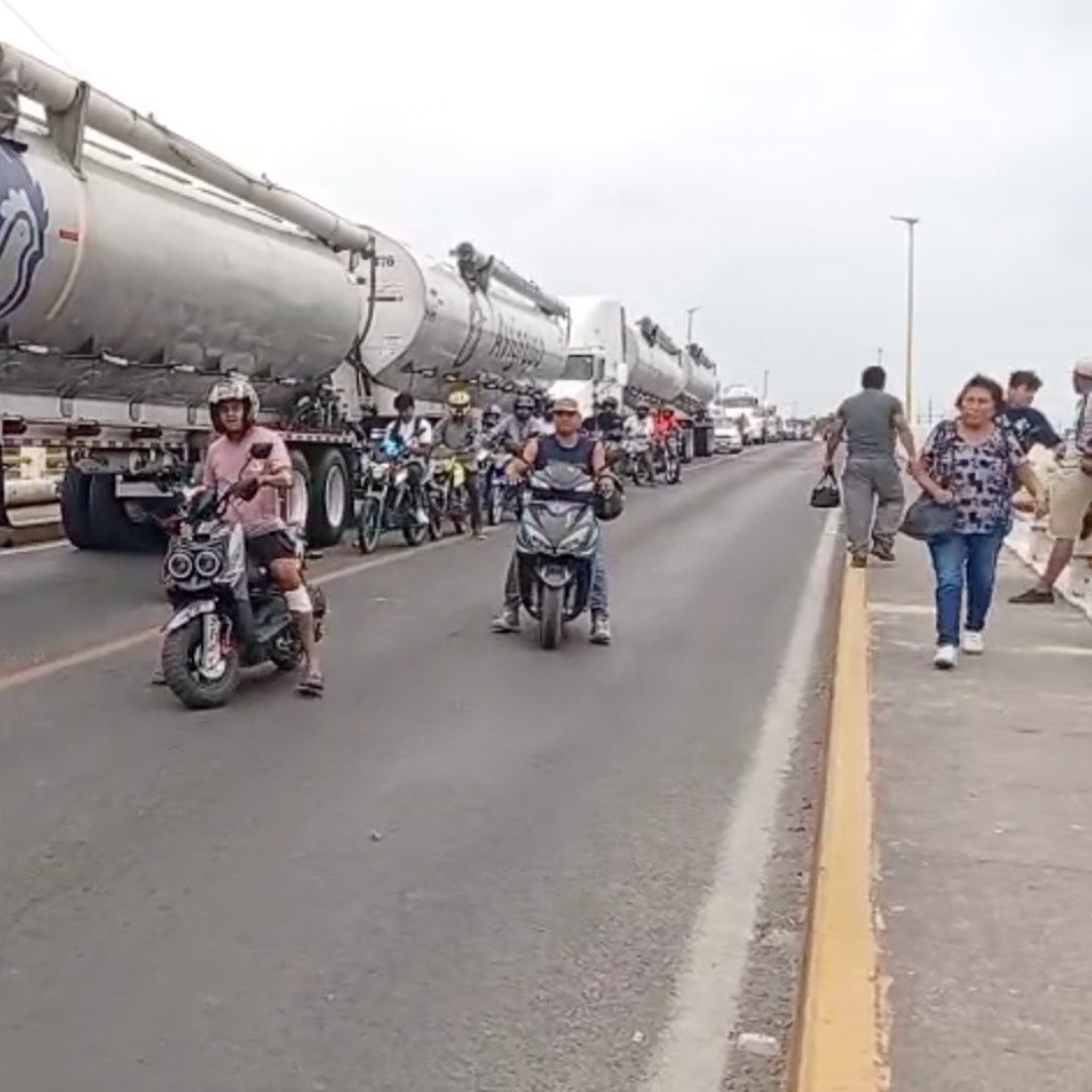 caos vial por bloqueo de pescadores en Tuxpan