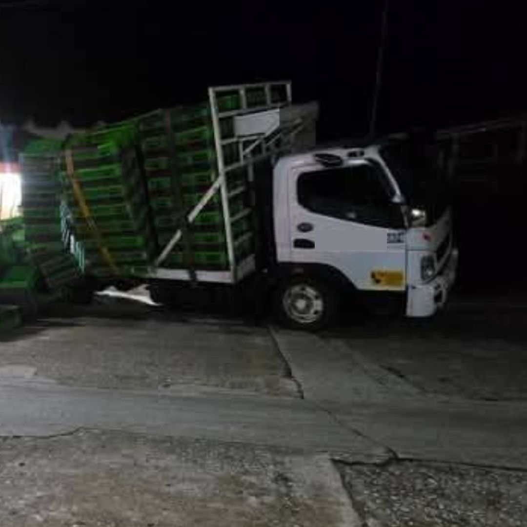 Camión se queda sin frenos choca a taxi y termina dentro de una vivienda en Sayula de Alemán