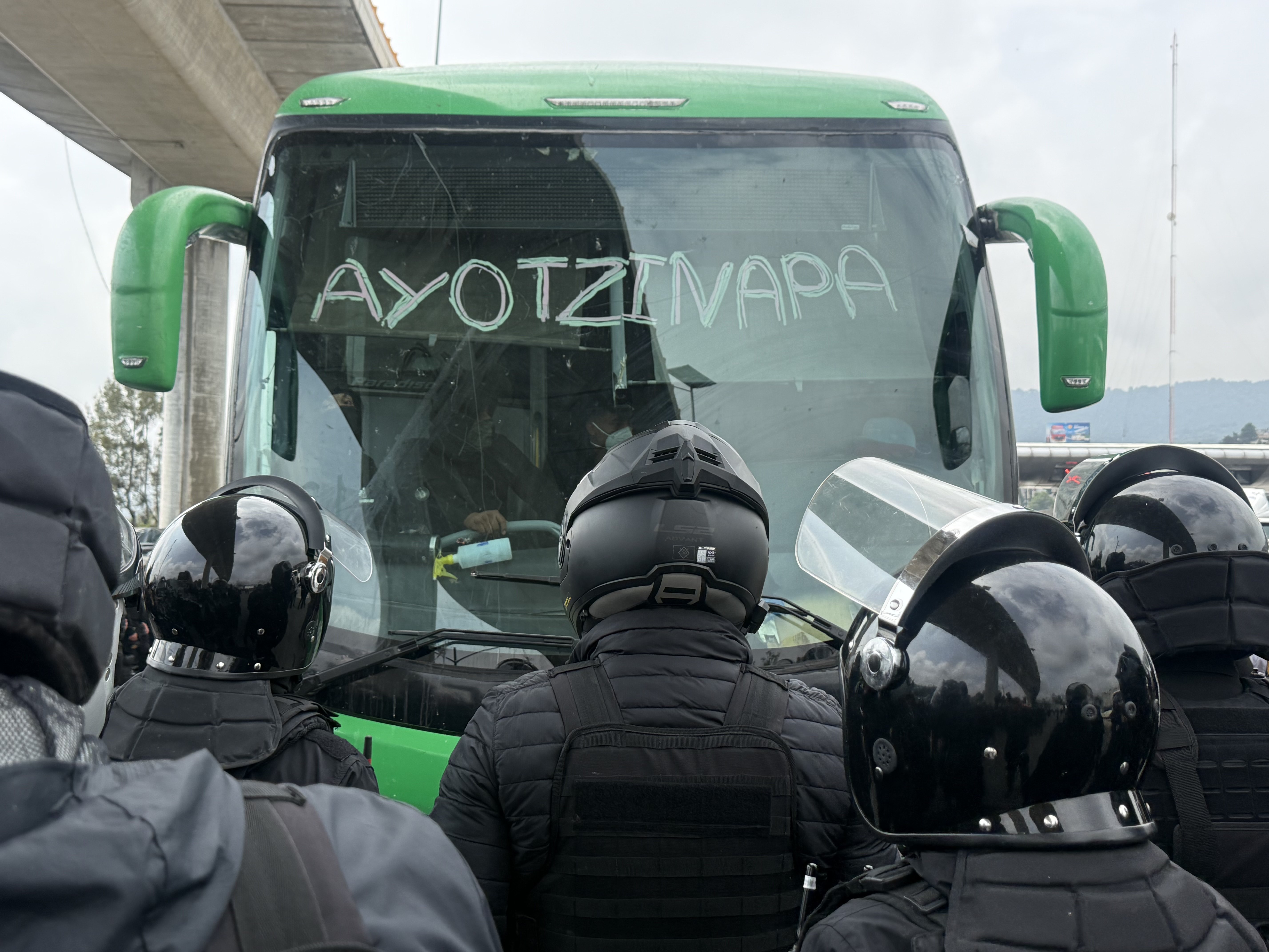 Elementos de la Policía Metropolitana detienen avance de autobuses de normalistas de Ayotzinapa  · Valle Verde, Tlalpan | Alan Hernández Ortiz