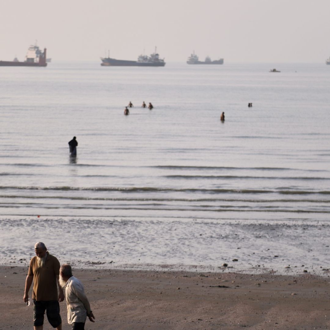 Paseantes y barcos en el Estrecho de Ormuz