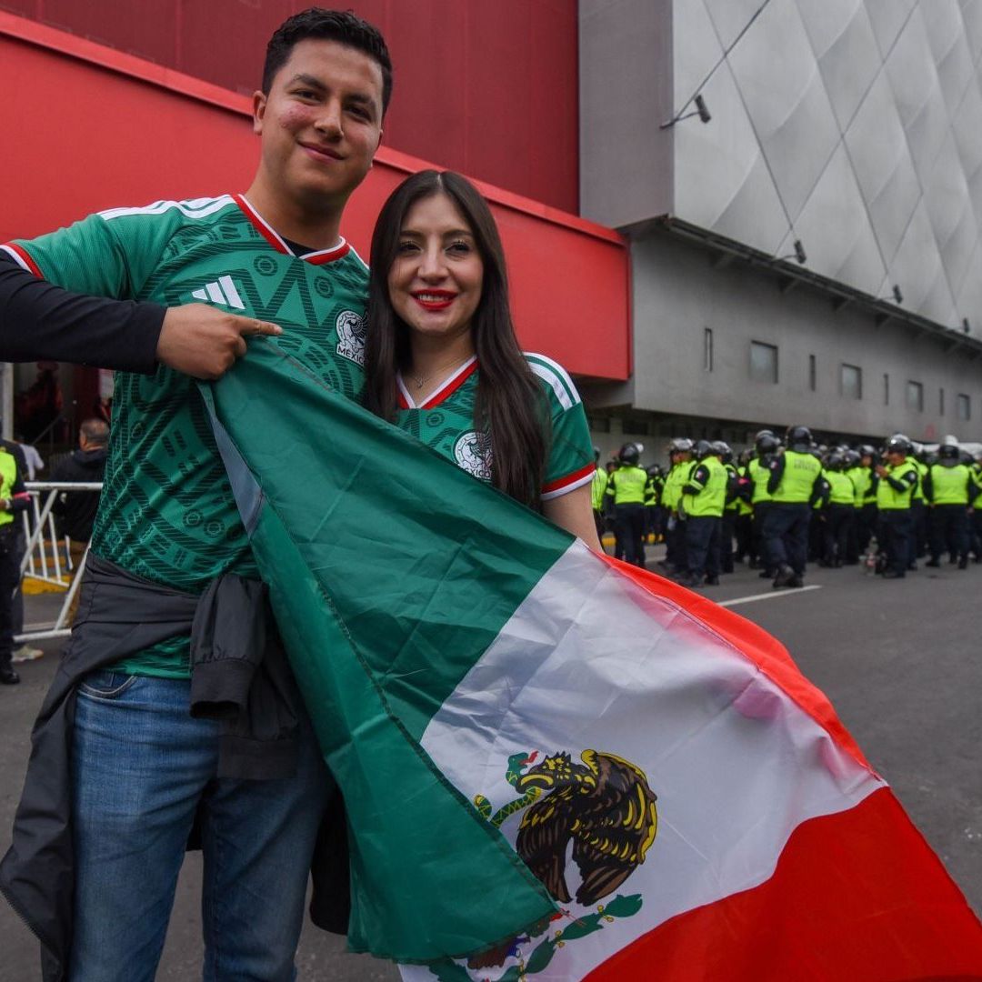 Jóvenes con Bandera de México afuera del Estadio. Cuándo y Cómo Pedir Ingreso de banderas en Estadios de México 2026