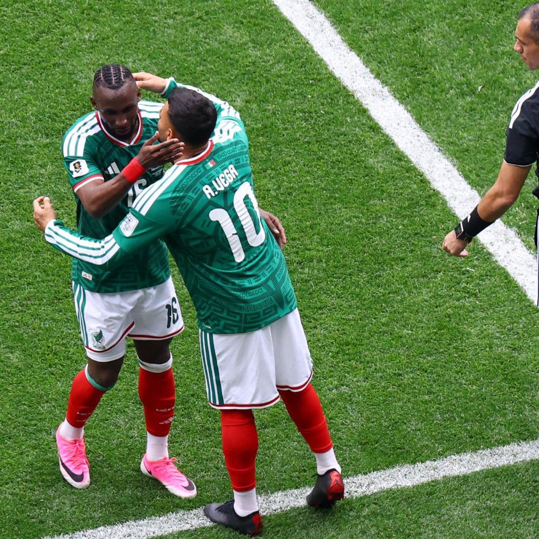Alexis Vega entró de cambio por Julián Quiñones en el partido México vs Sudáfrica.