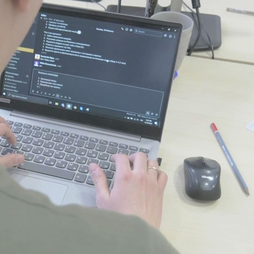 Una persona usa una computadora