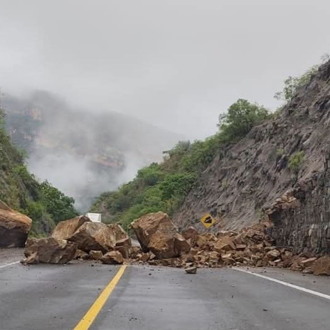 Cerrada la Autopista Cuacnopalan-Oaxaca por derrumbe.