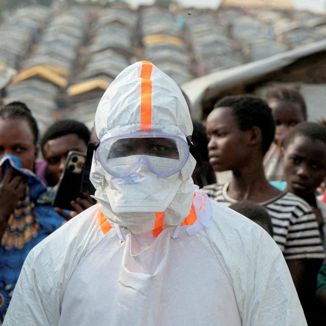 Trabajadores sanitarios atienden epidemia de ébola