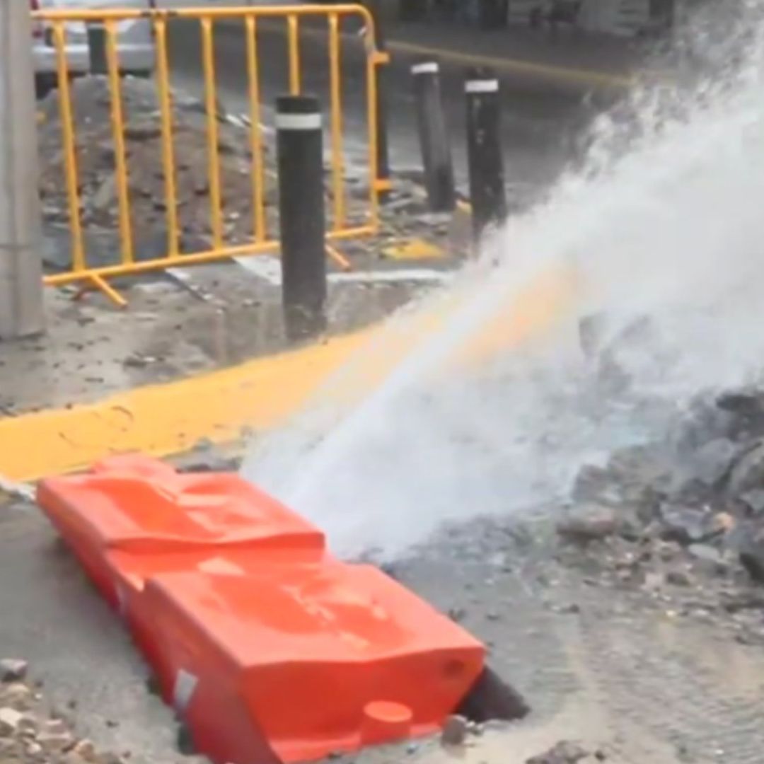 Fuga de agua potable en avenida Constitución