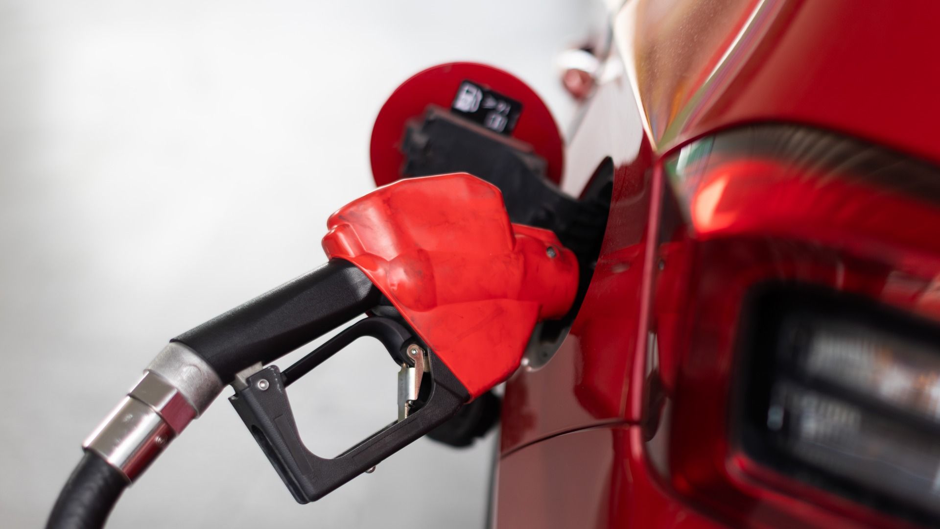 Carga de gasolina en estación de la CDMX. Foto: N+ | Archivo