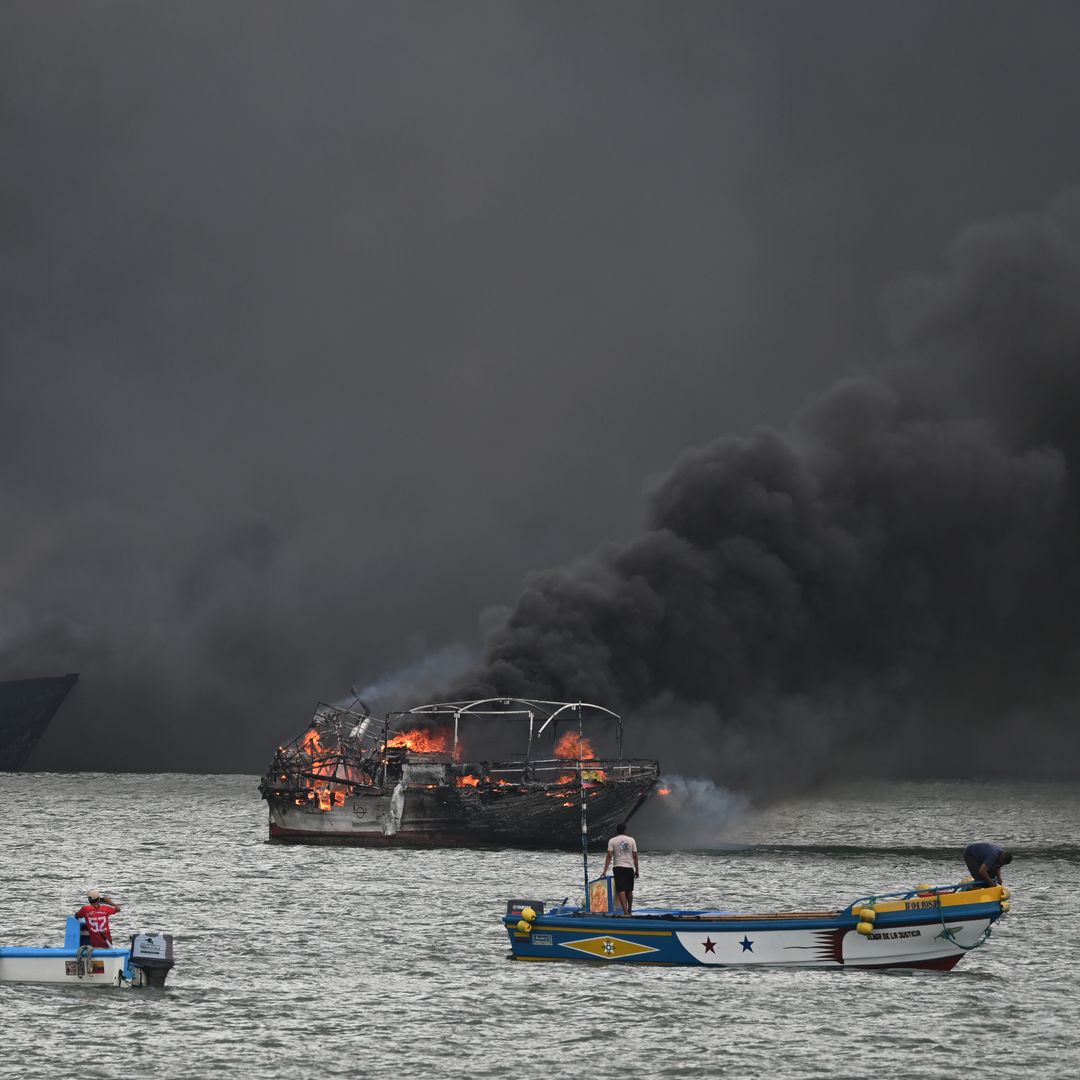Incenido de embarcaciones pesqueras en puerto de Manta, en Ecuador
