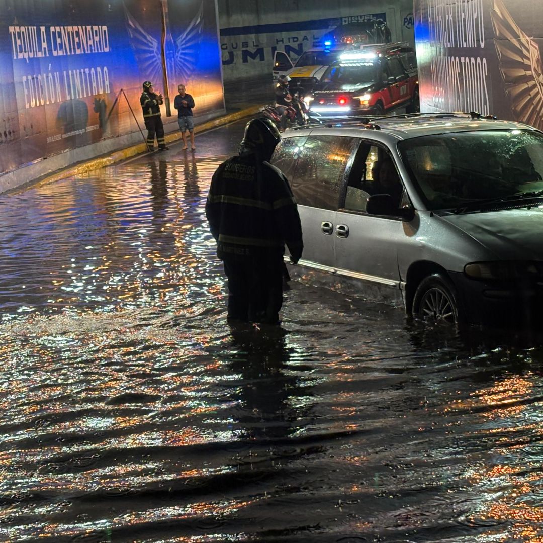 Auto varado tras encharcamiento en bajopuente de Tacubaya, en la Miguel Hidalgo