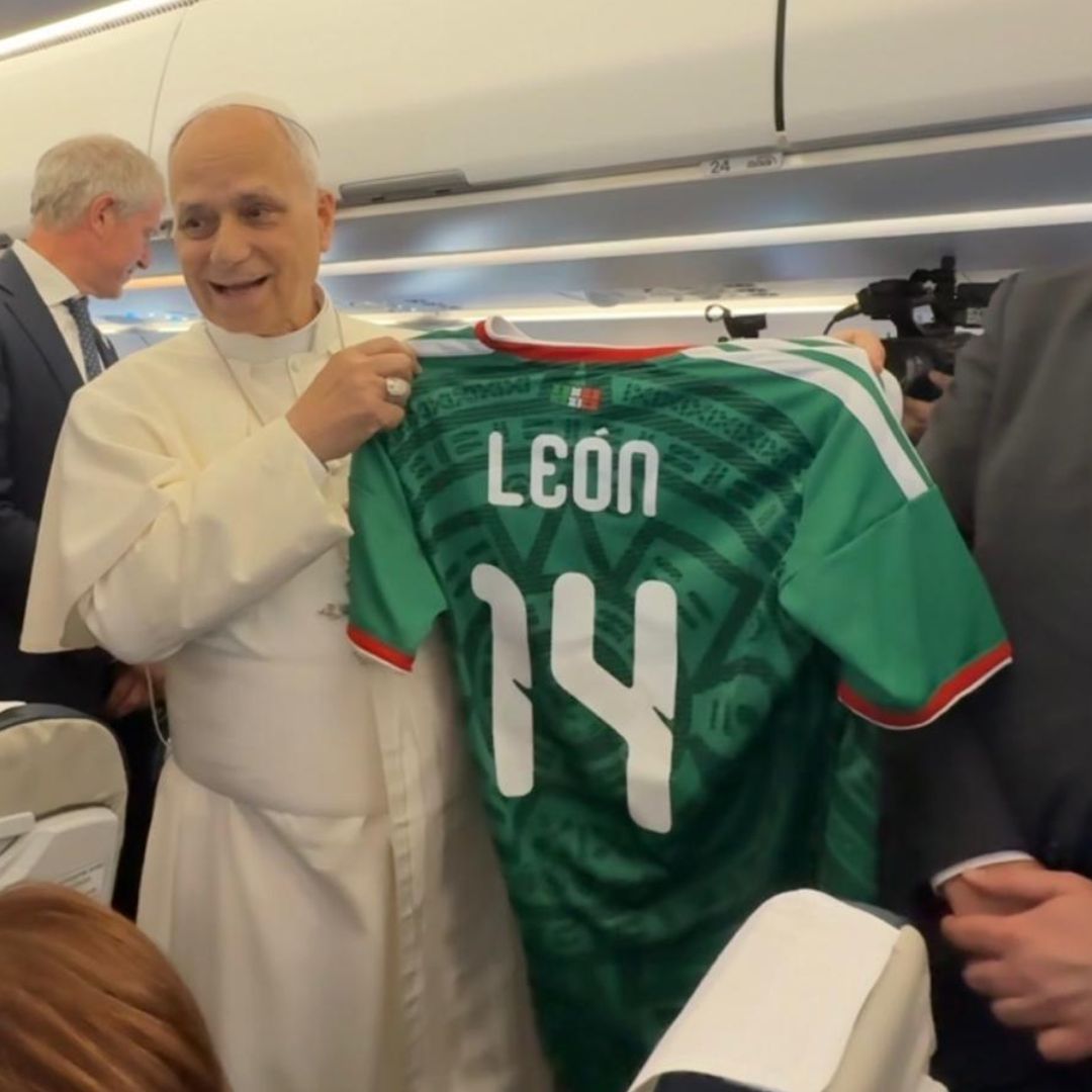Papa León XIV con la playera de México