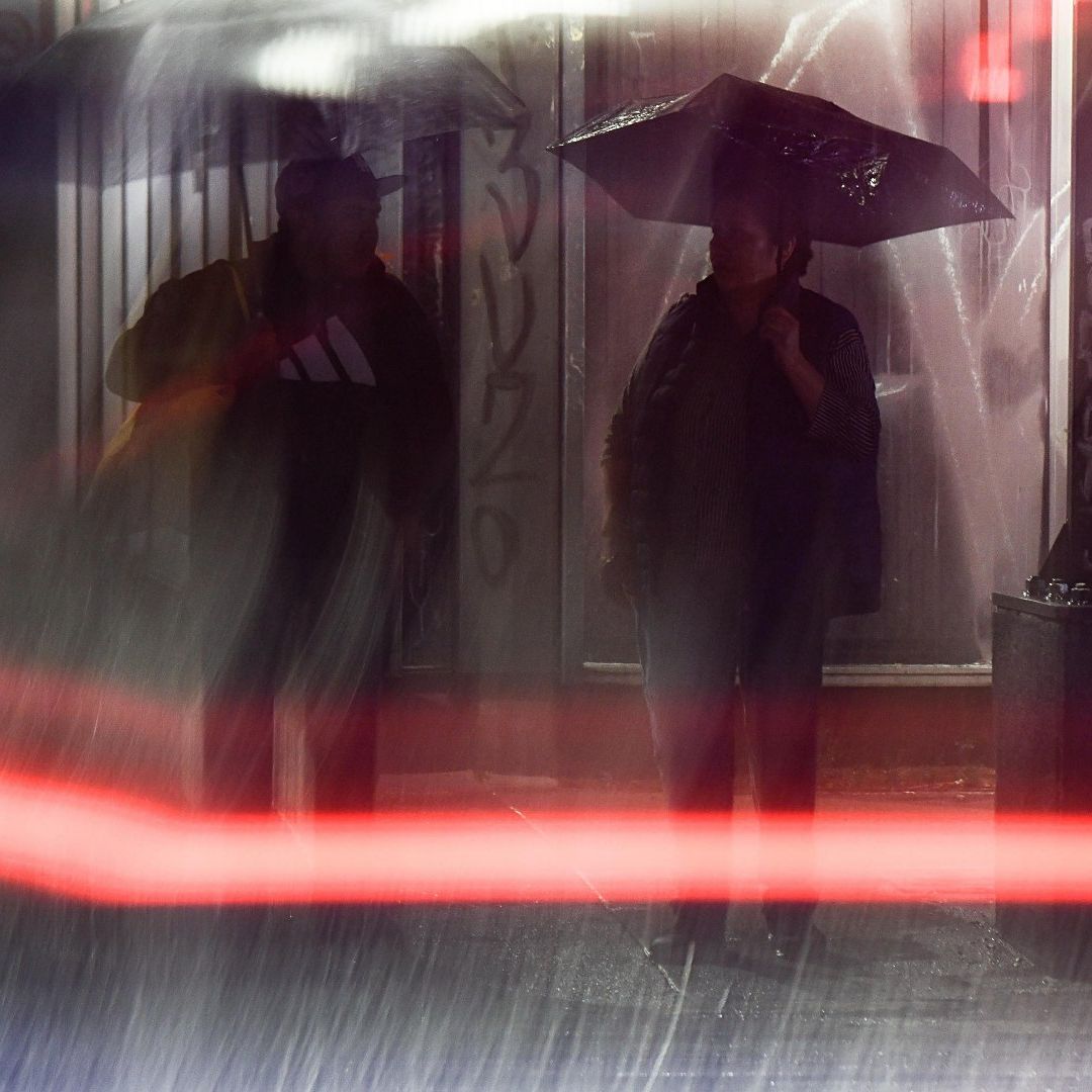 Personas se protegen de la lluvia en la CDMX el 4 de abril 2025.