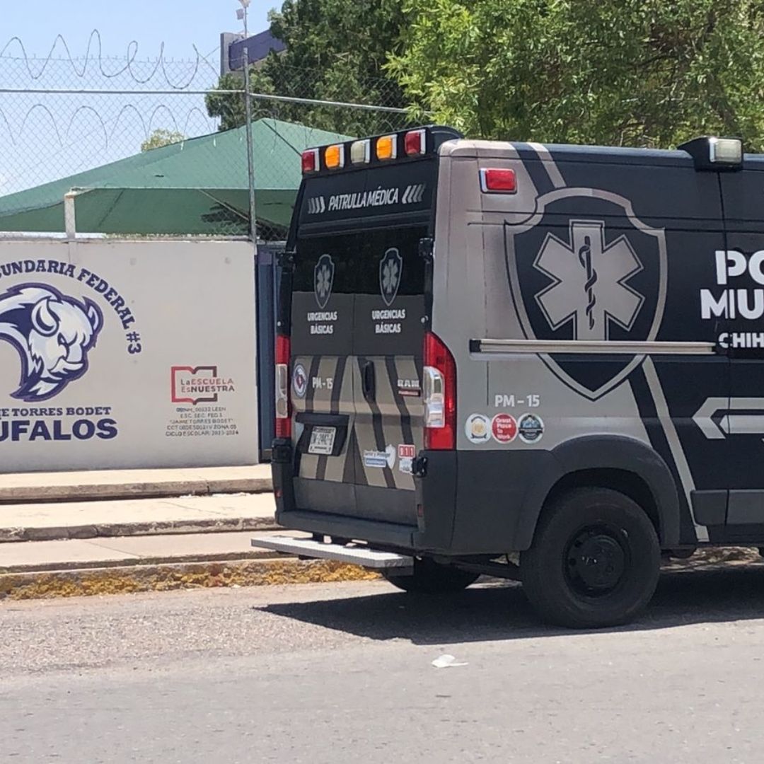 ambulancia afuera de escuela