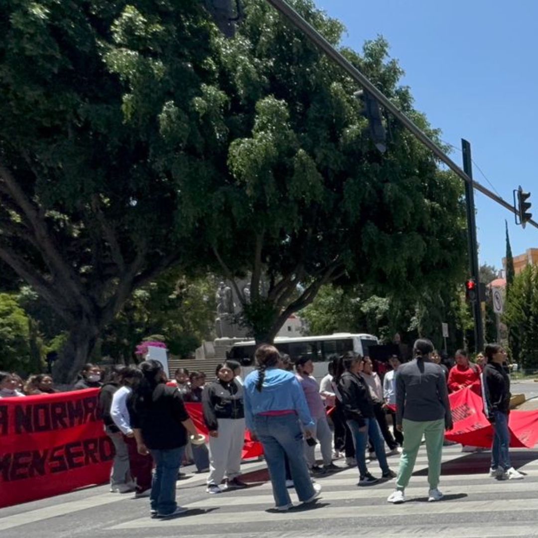 Manifestación de estudiantes a Casa Aguayo de Puebla