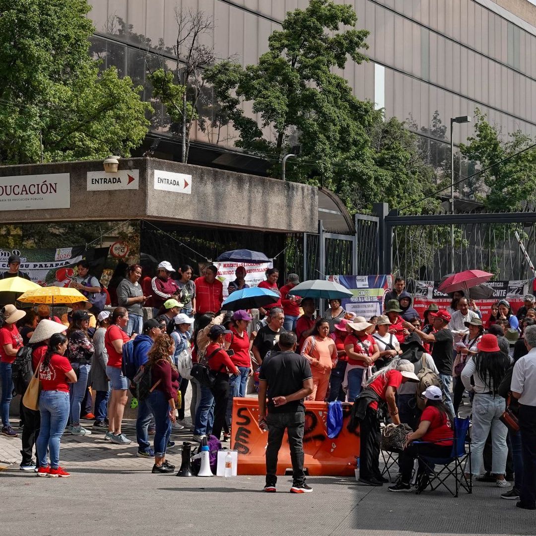 Integrantes de la CNTE se ubican frente a las oficinas de la SEP