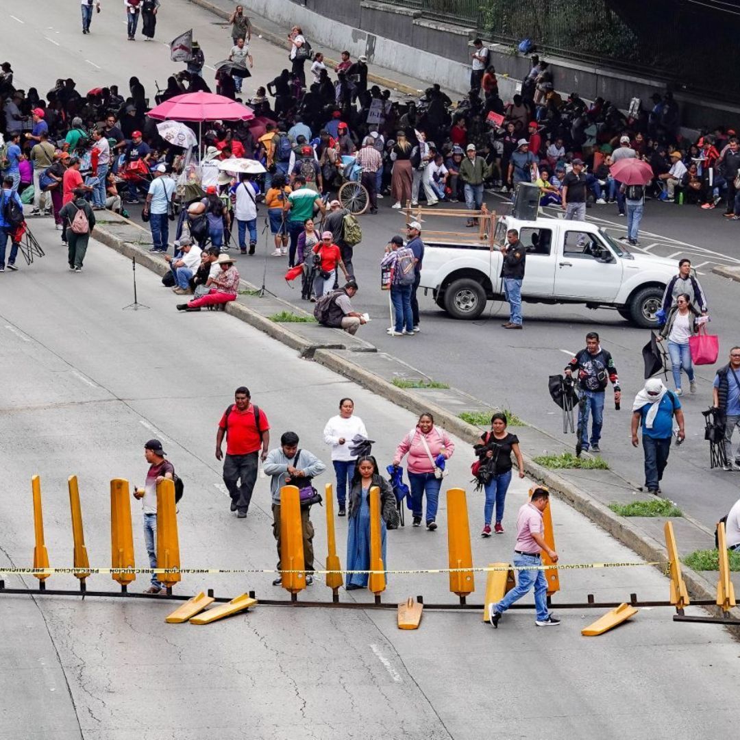 Integrantes de la CNTE bloquean Circuito Interior en la CDMX
