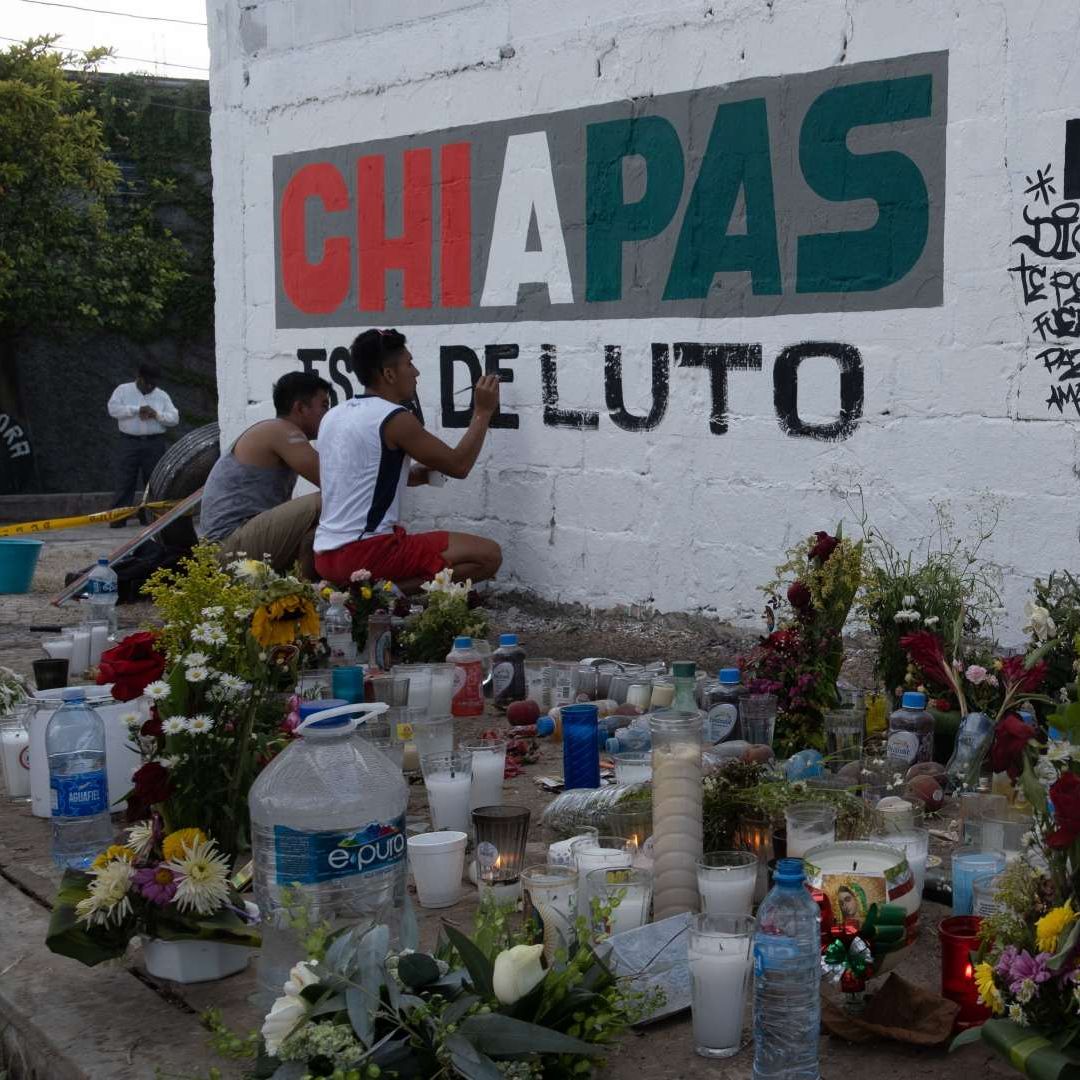 Veladoras y cruces en un mural realizado tras muerte de migrantes, en un accidente en Chiapas en diciembre 2021. Foto: Cuartoscuro | Chiapas