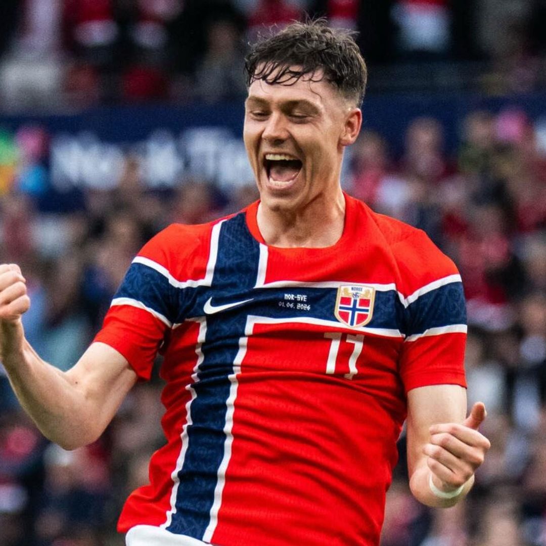 El noruego Jorgen Strand Larsen festeja uno de sus dos goles ante Suecia.