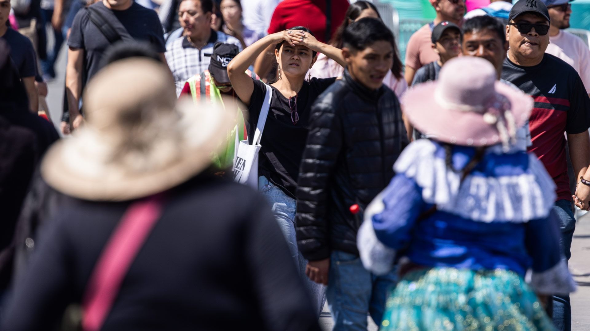 Persona bajo el rayo del sol en CDMX