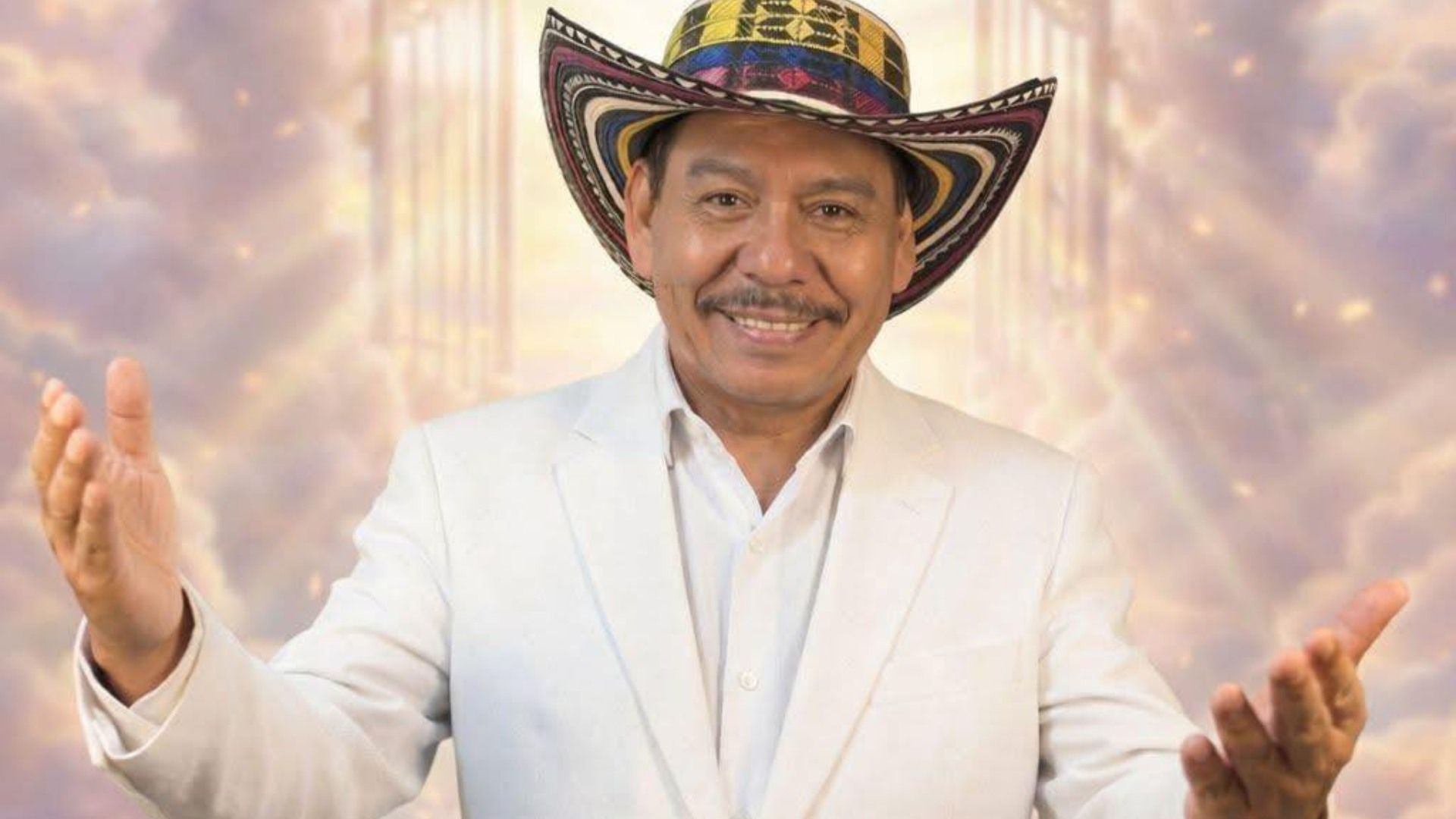 Paco Silva con traje blanco y sombrero