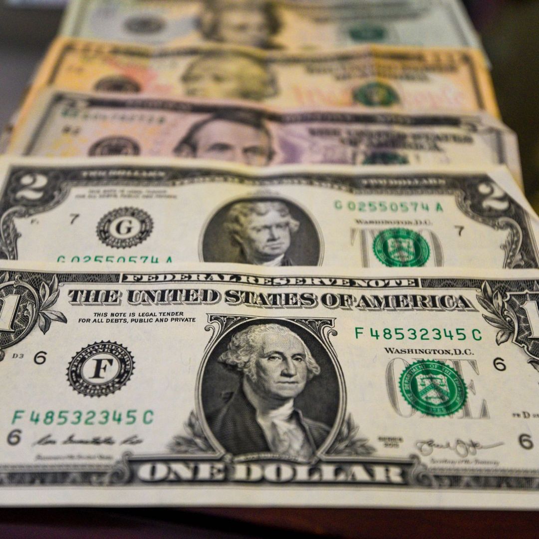 billetes de distintas denominaciones de dólar
