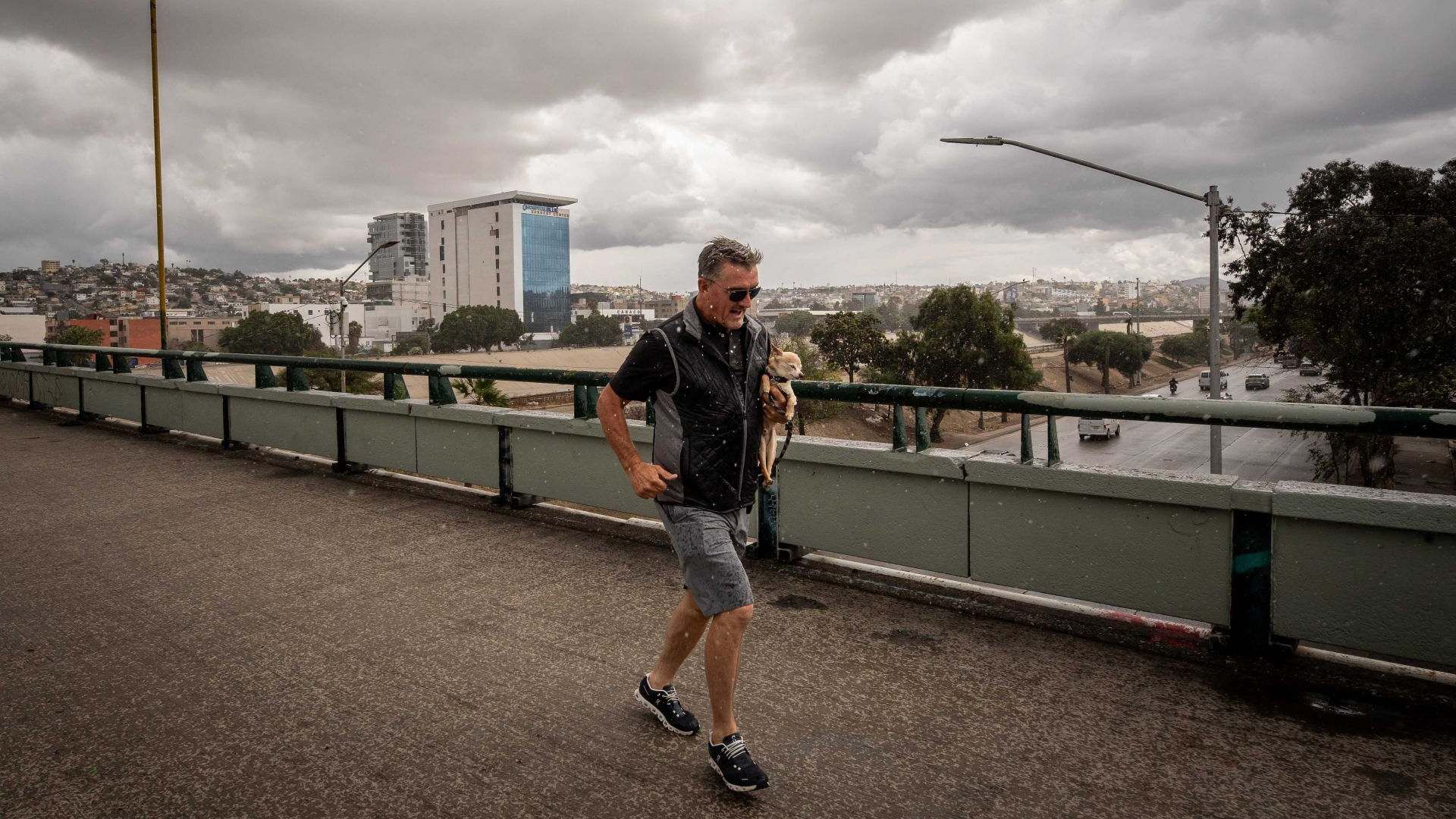 Un hombre corre por lluvias en Tijuana