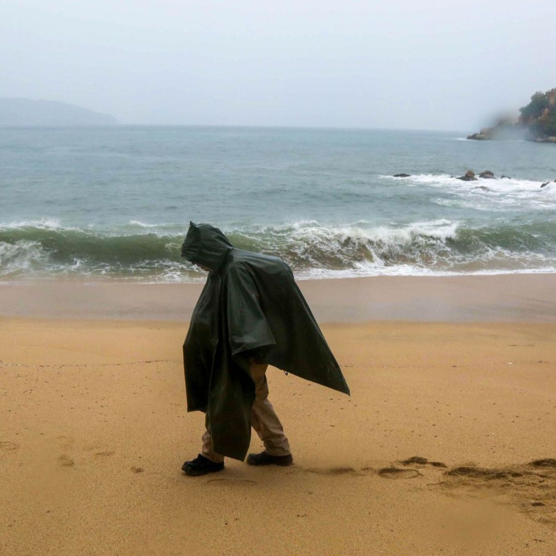 Un hombre camina sobre las playas de Acapulco