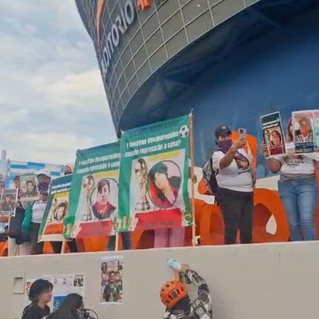 Manifestación Protesta Madres Buscadoras Estadio Cuauhtemoc Puebla Partido España Perú