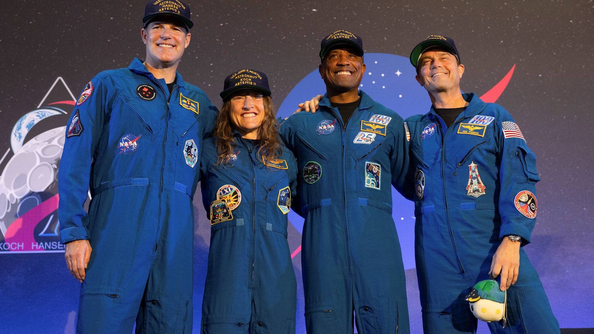 Astronautas de la misión Artemis II tras volver de la Luna, con “Rise” en manos de Reid Wiseman