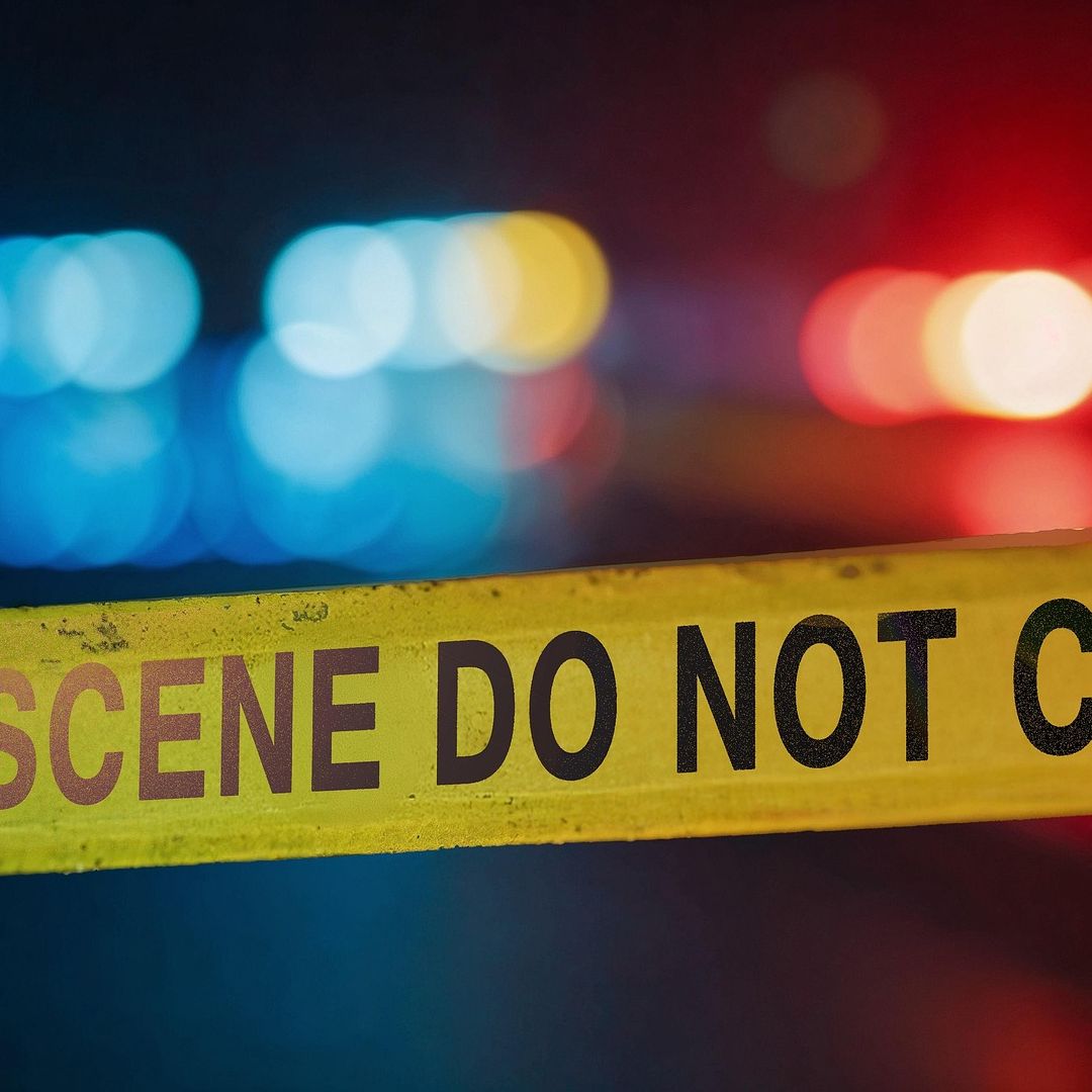 Escena del crimen aislada con una cinta policiaca