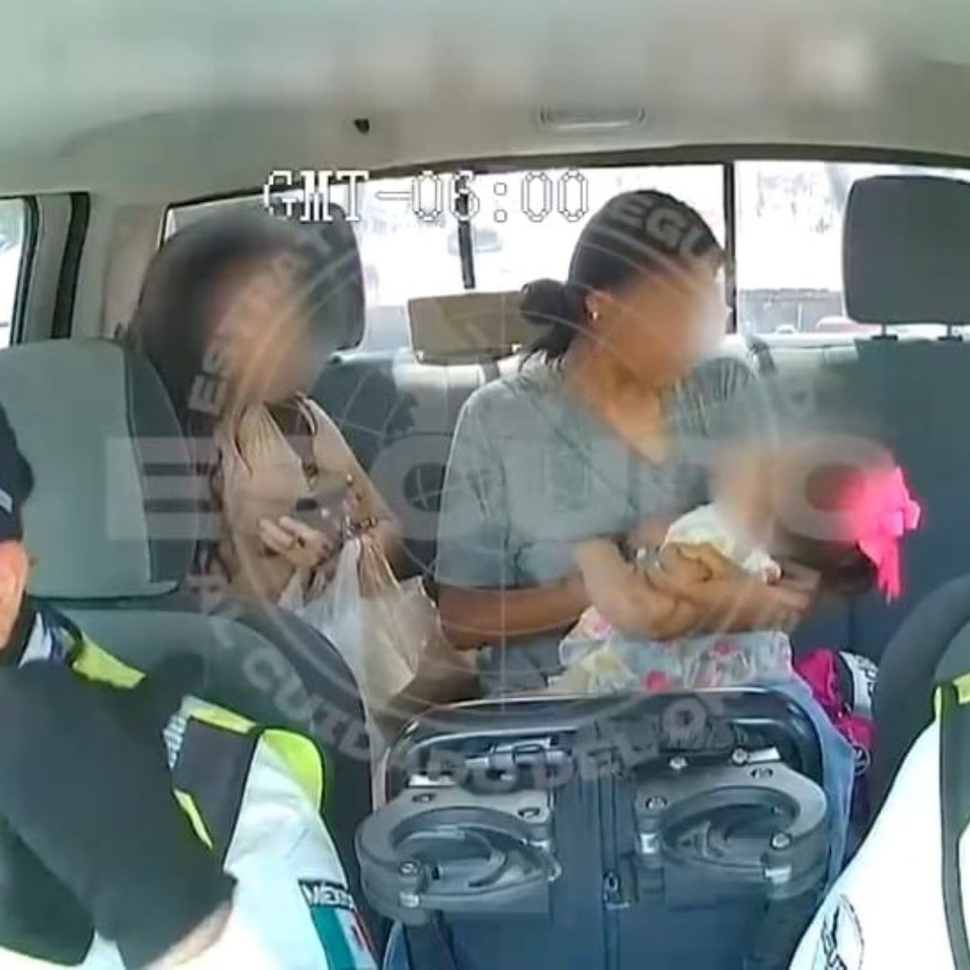 Tránsito de Monterrey traslada en patrulla a niña con convulsiones