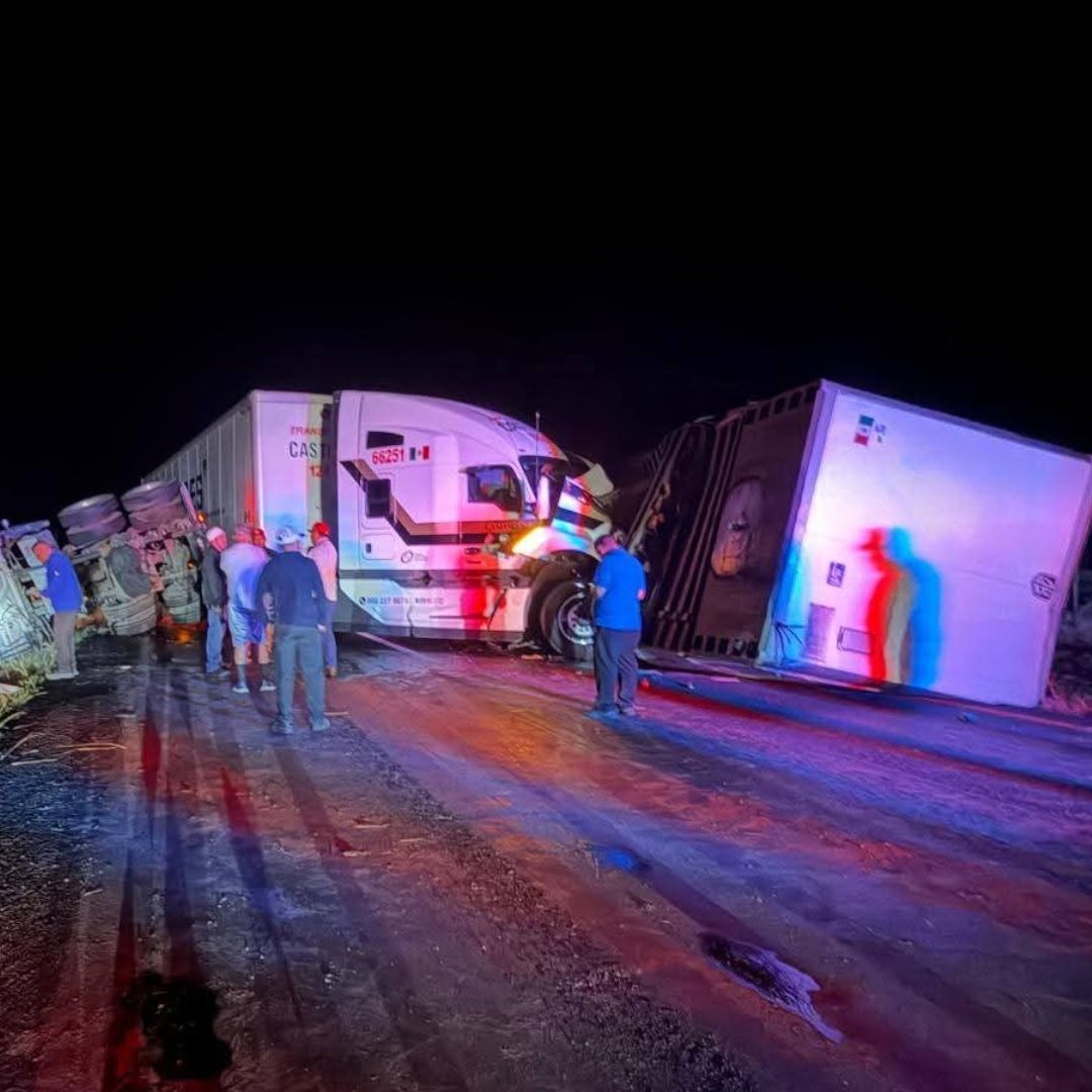 Vuelca tráiler en carretera