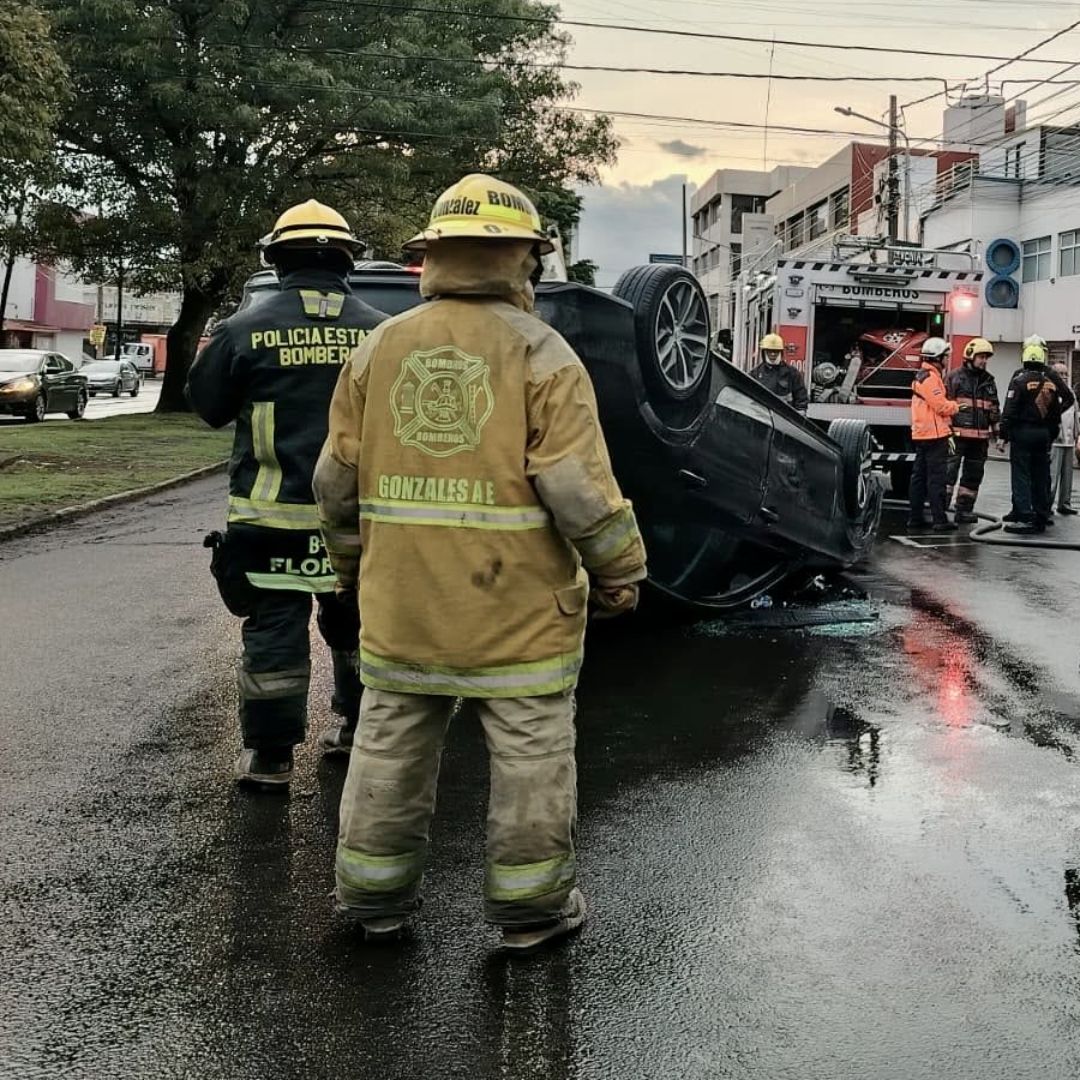 Accidente Volcadura de Vehículo Dos Lesionados en Colonia Anzures Puebla