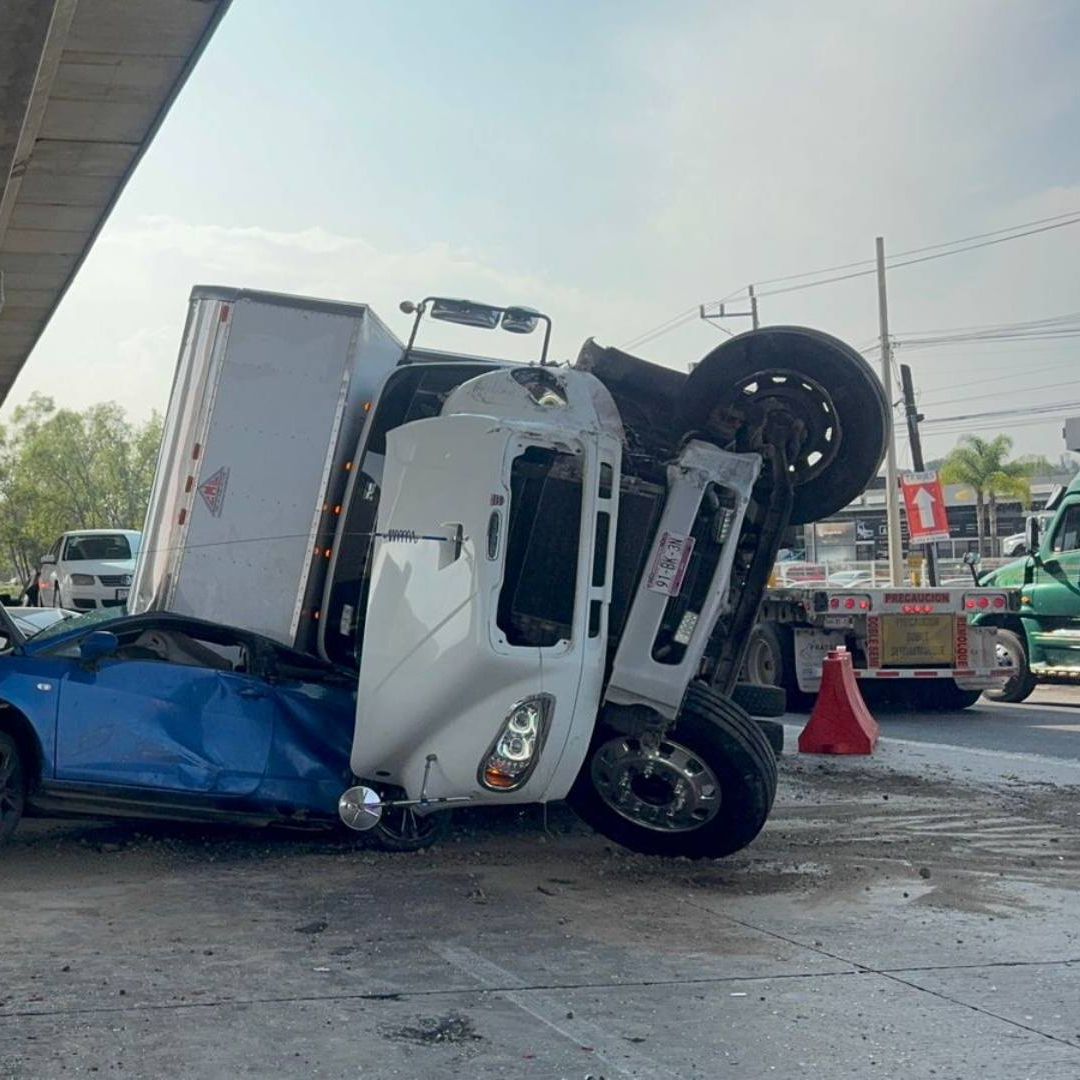 El tractocamión cayó sobre dos automóviles en la autopista.