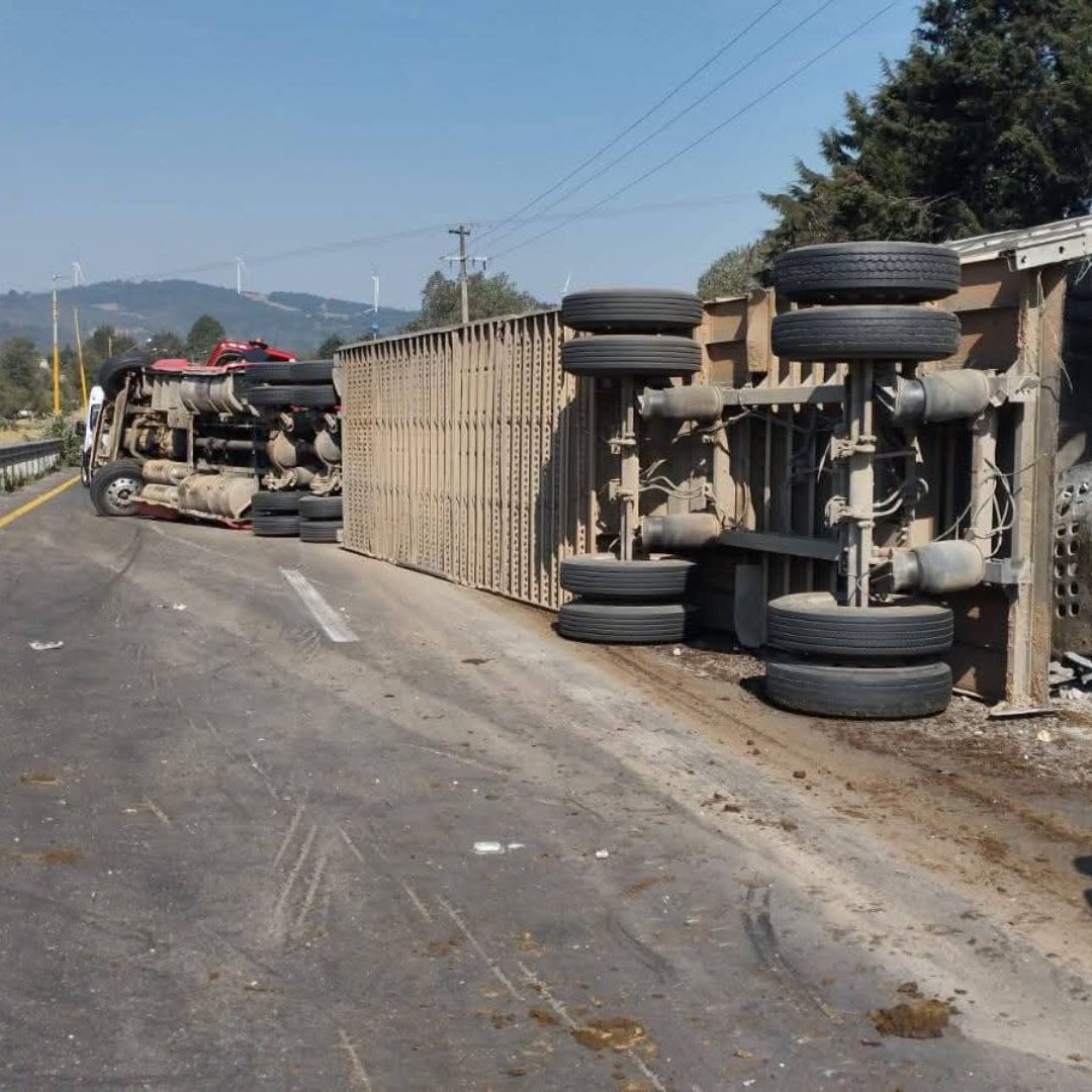 Rapiña por volcadura de tráiler en la Autopista Puebla-Orizaba.