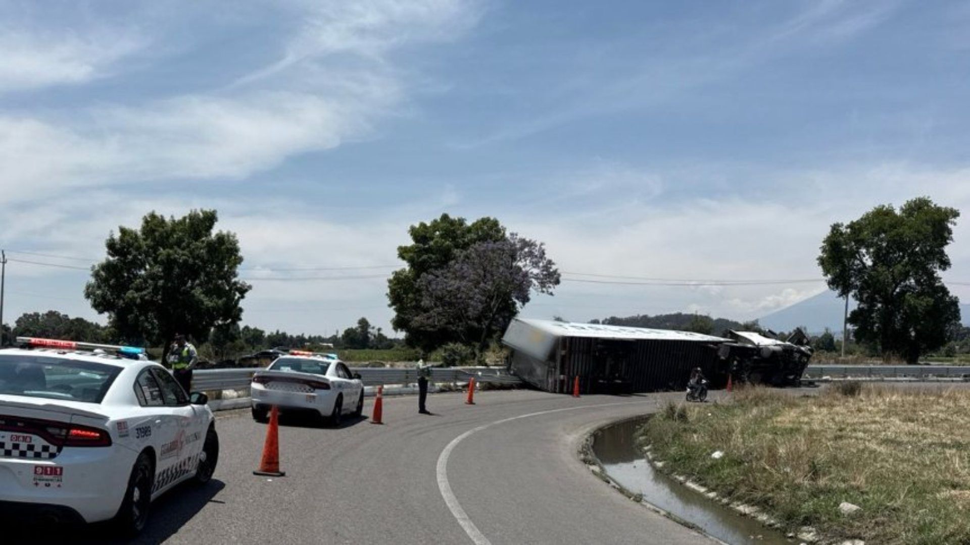 Un conductor de tráiler perdió el control y volcó la unidad en la incorporación al Arco Norte desde la autopista.