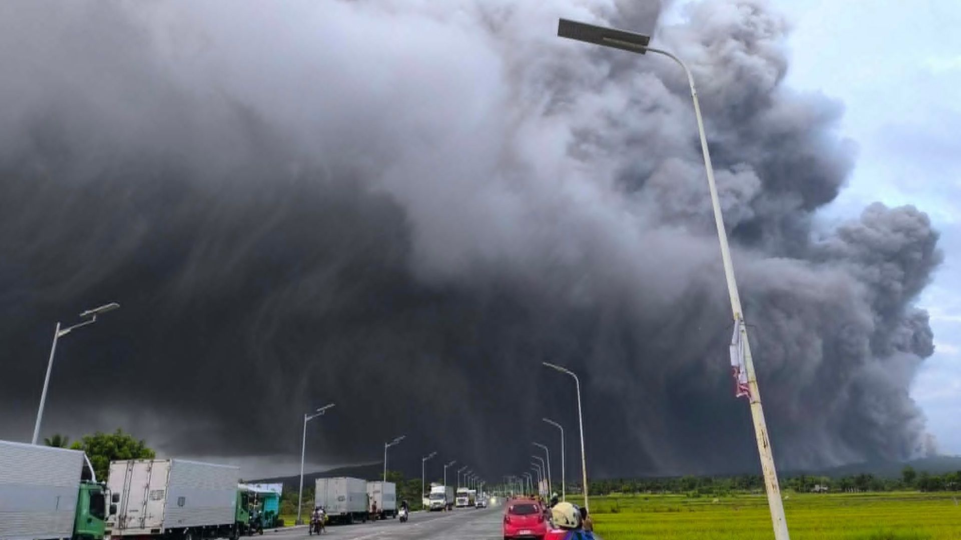 El volcán Mayón expulsa ceniza