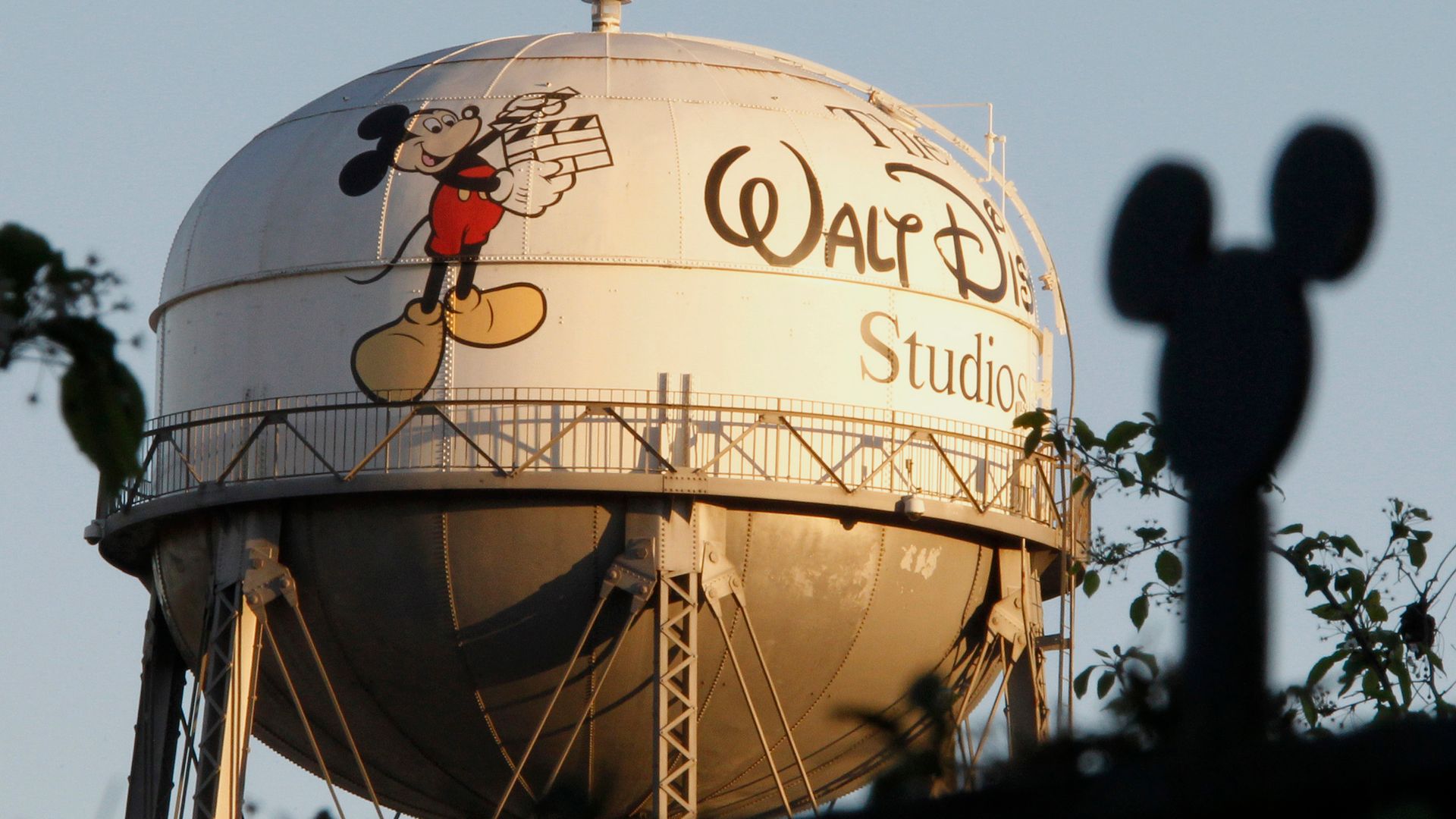 La torre de agua de The Walt Disney Co., con el personaje de Mickey Mouse, en la cerca que rodea la sede de la compañía en California.